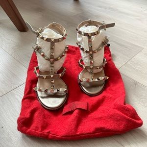 ROCKSTUD CALFSKIN ANKLE STRAP SANDAL 60 MM